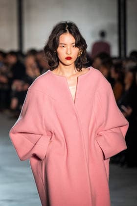 Mailand Fashion Week, N°21 Modenschau NÂ°21 fashion show during the Milan Fashion Week - Womenswear Fall Winter 2026 2027 in Milan, Italy, on 25 February 2026. A model walks the runway at NÂ°21 fashion show during the Milan Fashion Week - Womenswear Fall Winter 2026 2027 in Milan, Italy, on 25 February 2026., Credit:Stefano Costantino TTL Avalon Italy, Milan  Copyright: xStefanoxCostantinoxTTLx xAvalonx 1078270397