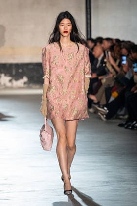 Mailand Fashion Week, N°21 Modenschau NÂ°21 fashion show during the Milan Fashion Week - Womenswear Fall Winter 2026 2027 in Milan, Italy, on 25 February 2026. A model walks the runway at NÂ°21 fashion show during the Milan Fashion Week - Womenswear Fall Winter 2026 2027 in Milan, Italy, on 25 February 2026., Credit:Stefano Costantino TTL Avalon Italy, Milan  Copyright: xStefanoxCostantinoxTTLx xAvalonx 1078270402