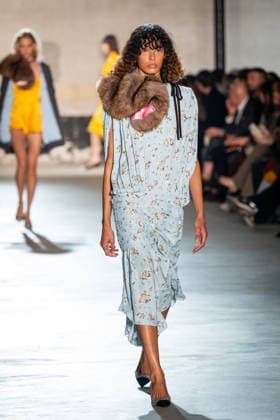 Mailand Fashion Week, N°21 Modenschau NÂ°21 fashion show during the Milan Fashion Week - Womenswear Fall Winter 2026 2027 in Milan, Italy, on 25 February 2026. A model walks the runway at NÂ°21 fashion show during the Milan Fashion Week - Womenswear Fall Winter 2026 2027 in Milan, Italy, on 25 February 2026., Credit:Stefano Costantino TTL Avalon Italy, Milan  Copyright: xStefanoxCostantinoxTTLx xAvalonx 1078270468
