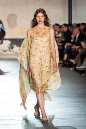 Mailand Fashion Week, N°21 Modenschau NÂ°21 fashion show during the Milan Fashion Week - Womenswear Fall Winter 2026 2027 in Milan, Italy, on 25 February 2026. A model walks the runway at NÂ°21 fashion show during the Milan Fashion Week - Womenswear Fall Winter 2026 2027 in Milan, Italy, on 25 February 2026., Credit:Stefano Costantino TTL Avalon Italy, Milan  Copyright: xStefanoxCostantinoxTTLx xAvalonx 1078270495