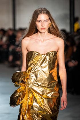 Mailand Fashion Week, N°21 Modenschau NÂ°21 fashion show during the Milan Fashion Week - Womenswear Fall Winter 2026 2027 in Milan, Italy, on 25 February 2026. A model walks the runway at NÂ°21 fashion show during the Milan Fashion Week - Womenswear Fall Winter 2026 2027 in Milan, Italy, on 25 February 2026., Credit:Stefano Costantino TTL Avalon Italy, Milan  Copyright: xStefanoxCostantinoxTTLx xAvalonx 1078270518