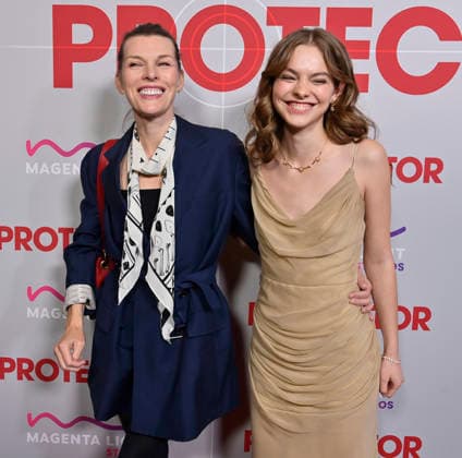 Entertainment Themen der Woche Entertainment Bilder des Tages #2 Cast members Milla Jovovich (L) and Isabel Myers attend the premiere of the motion picture mystery thriller Protector at the AMC The Grove in Los Angeles on Wednesday, February 25, 2026. Storyline: The action movie stars Milla Jovovich as a former war hero rescuing her kidnapped daughter from a trafficking ring.  LAP2026022506 JIMxRUYMEN