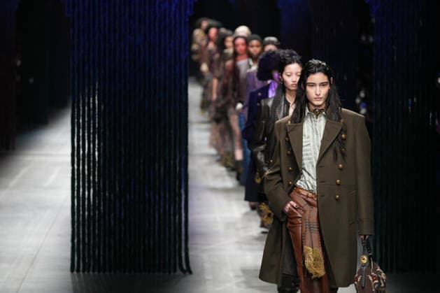 Mailand Fashion Week, Etro Modenschau #2 Milano Fashion Week - Women F W 26-27 Etro Fashion Show Catwalk Milan, Italy Milano Fashion Week - Women F W 26-27 Etro Fashion Show Catwalk Milan, Italy 25th February 2026 SGPItalia id 134530_002 * Not Exclusive  Copyright: xMarcoxErbax