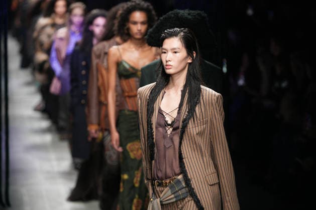Entertainment Bilder des Tages #2 Mailand Fashion Week, Etro Modenschau #2 Milano Fashion Week - Women F W 26-27 Etro Fashion Show Catwalk Milan, Italy Milano Fashion Week - Women F W 26-27 Etro Fashion Show Catwalk Milan, Italy 25th February 2026 SGPItalia id 134530_002 * Not Exclusive  Copyright: xMarcoxErbax