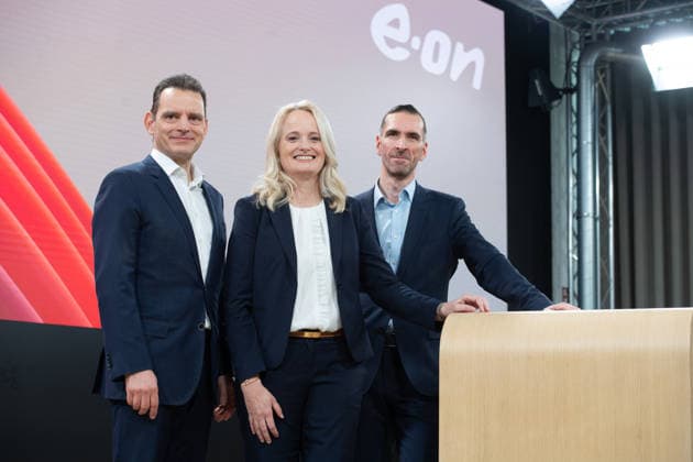 v.l. Leonhard BIRNBAUM, Vorstandsvorsitzender CEO, Nadia JAKOBI, Vorstandsmitglied, CFO, Finanzvorstand, Lars A. ROSUMEK, EON Konzernkommunikation, Unternehmenssprecher, Bilanzpressekonferenz der E.ON SE in Essen Deutschland am 25.02.2026. *** f l Leonhard BIRNBAUM, Chairman of the Management Board CEO, Nadia JAKOBI, Member of the Management Board, CFO, Chief Financial Officer, Lars A ROSUMEK, EON Group Communications, Company Spokesman, Annual Press Conference of E ON SE in Essen Germany on 25 02 2026