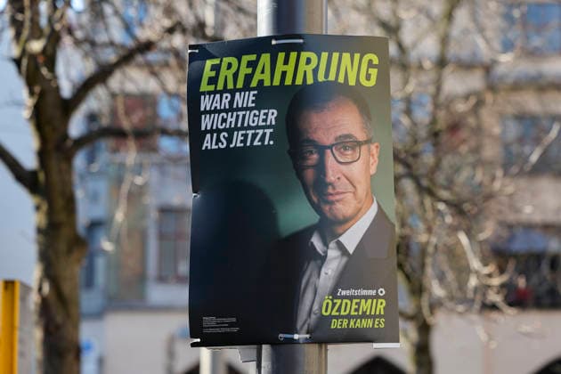 News Themen der Woche KW09 Cem Oezdemir vom Buendnis 90 Die Gruenen wirbt auf einem Wahlplakat zur Abgabe der Zweitstimme, Landtag und Wahlwerbung, Landtagswahl in Baden Wuerttemberg 2026, Innenstadt am 26. February 2026 in Stuttgart, Deutschland. (Foto von Marco Steinbrenner DeFodi Images) Cem Oezdemir from Alliance 90 The Greens campaigns on an election poster for the casting of second votes, Landtag und Wahlwerbung, Landtagswahl in Baden Wuerttemberg 2026, City centre, February 26, 2026 in Stuttgart, Germany. (Photo by Marco Steinbrenner DeFodi Images)