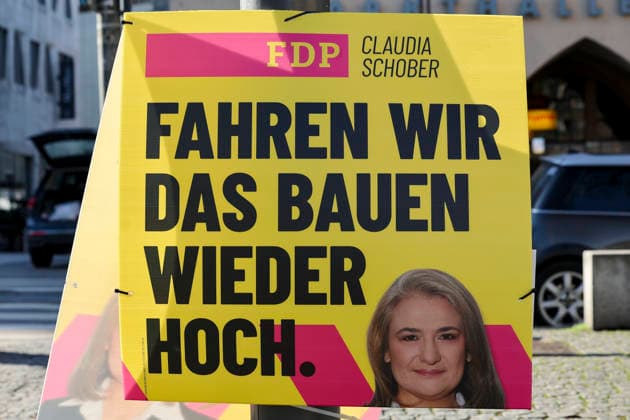 Auf einem Wahlplakat der Freien Demokratischen Partei FDP ist Claudia Schober abgebildet, Landtag und Wahlwerbung, Landtagswahl in Baden Wuerttemberg 2026, Innenstadt am 26. February 2026 in Stuttgart, Deutschland. (Foto von Marco Steinbrenner DeFodi Images) Claudia Schober is pictured on an election poster for the Free Democratic Party (FDP), Landtag und Wahlwerbung, Landtagswahl in Baden Wuerttemberg 2026, City centre, February 26, 2026 in Stuttgart, Germany. (Photo by Marco Steinbrenner DeFodi Images)