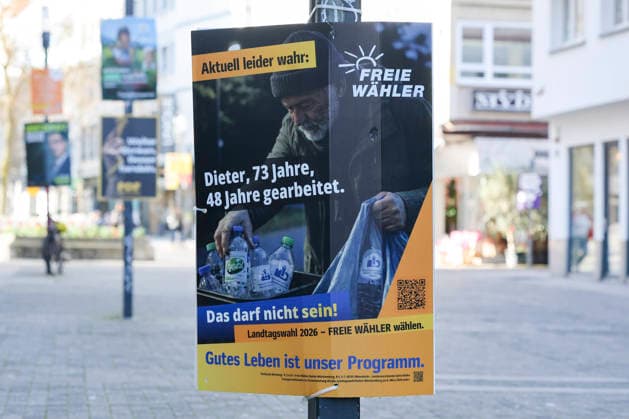 Ein Wahlplakat der Partei Freie Waehler ist an einem Laternenmast befestigt, Landtag und Wahlwerbung, Landtagswahl in Baden Wuerttemberg 2026, Innenstadt am 26. February 2026 in Stuttgart, Deutschland. (Foto von Marco Steinbrenner DeFodi Images) An election poster for the Free Voters party is attached to a lamppost, Landtag und Wahlwerbung, Landtagswahl in Baden Wuerttemberg 2026, City centre, February 26, 2026 in Stuttgart, Germany. (Photo by Marco Steinbrenner DeFodi Images)