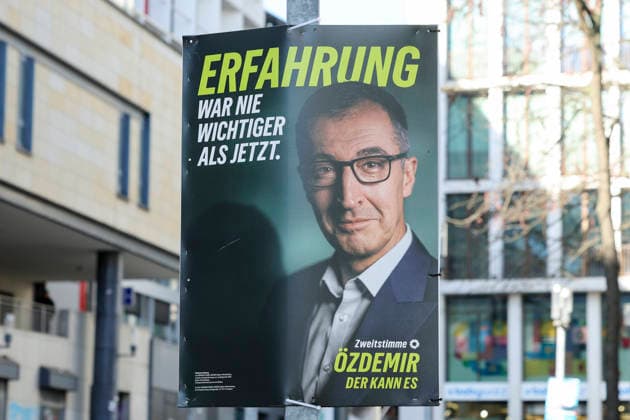 Cem Oezdemir vom Buendnis 90 Die Gruenen wirbt auf einem Wahlplakat zur Abgabe der Zweitstimme, Landtag und Wahlwerbung, Landtagswahl in Baden Wuerttemberg 2026, Innenstadt am 26. February 2026 in Stuttgart, Deutschland. (Foto von Marco Steinbrenner DeFodi Images) Cem Oezdemir from Alliance 90 The Greens campaigns on an election poster for the casting of second votes, Landtag und Wahlwerbung, Landtagswahl in Baden Wuerttemberg 2026, City centre, February 26, 2026 in Stuttgart, Germany. (Photo by Marco Steinbrenner DeFodi Images) *** Cem Oezdemir from Alliance 90 The Greens campaigns on an election poster for the casting of second votes, Landtag und Wahlwerbung, Landtagswahl in Baden Wuerttemberg 2026, Innenstadt am 26 February 2026 in Stu
