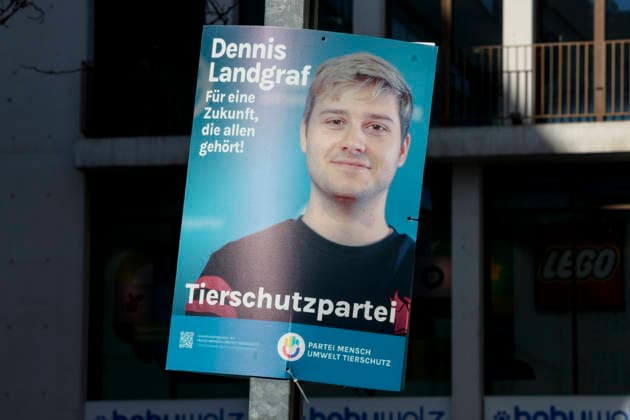 Auf einem Wahlplakat der Tierschutzpartei ist Spitzenkandidat Dennis Landgraf abgebildet, Landtag und Wahlwerbung, Landtagswahl in Baden Wuerttemberg 2026, Innenstadt am 26. February 2026 in Stuttgart, Deutschland. (Foto von Marco Steinbrenner DeFodi Images) Leading candidate Dennis Landgraf is pictured on an election poster for the Animal Protection Party, Landtag und Wahlwerbung, Landtagswahl in Baden Wuerttemberg 2026, City centre, February 26, 2026 in Stuttgart, Germany. (Photo by Marco Steinbrenner DeFodi Images) *** Leading candidate Dennis Landgraf is pictured on an election poster for the Animal Protection Party, Landtag und Wahlwerbung, Landtagswahl in Baden Wuerttemberg 2026, Innenstadt am 26 February 2026 in Stuttgart, Germany