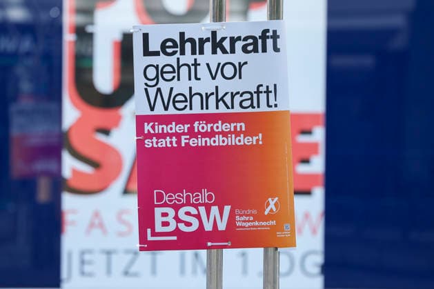 Ein Wahlplakat der Partei Buendnis Sahra Wagenknecht BSW ist an einem Laternenmast befestigt, Landtag und Wahlwerbung, Landtagswahl in Baden Wuerttemberg 2026, Innenstadt am 26. February 2026 in Stuttgart, Deutschland. (Foto von Marco Steinbrenner DeFodi Images) An election poster for the Buendnis Sahra Wagenknecht BSW party is attached to a lamppost, Landtag und Wahlwerbung, Landtagswahl in Baden Wuerttemberg 2026, City centre, February 26, 2026 in Stuttgart, Germany. (Photo by Marco Steinbrenner DeFodi Images) *** An election poster for the Buendnis Sahra Wagenknecht BSW party is attached to a lamppost, Landtag und Wahlwerbung, Landtagswahl in Baden Wuerttemberg 2026, Innenstadt am 26 February 2026 in Stuttgart, Germany Photo by Marco S