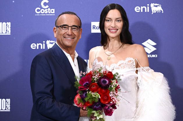 76th Italian Song Festival, Photocall 76th Italian Song Festival. Photocall. Pictured is Carlo Conti and Irina Shayk with the flower bouquet designed for Carlo. Sanremo, February 26, 2026, Credit:Maria Laura Antonelli Avalon Italy, Sanremo  Copyright: xMariaxLauraxAntonellix xAvalonx 1078438332