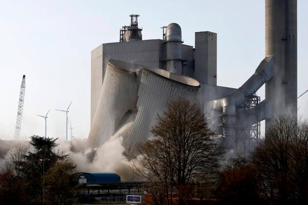News Themen der Woche KW09 Der 117 Meter hohe Kühlturm des Braunkohlekraftwerks Frimmersdorf des Stromkonzerns RWE sackt bei der Sprengung in sich zusammen. Damit schafft der Konzern Platz für die zukünftige Nutzung des Standorts als Digitalpark. Grevenbroich, 26.02.2026 NRW Deutschland *** The 117-metre-high cooling tower of the Frimmersdorf lignite-fired power plant owned by electricity company RWE collapses during the demolition The company is thus creating space for the future use of the site as a digital park Grevenbroich, 26 02 2026 NRW Germany Copyright: xChristophxHardtx