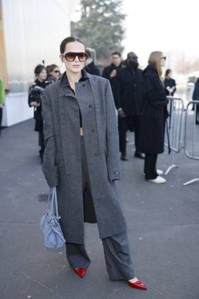 MFW - Prada Outside Zoey Deutch at the Prada fashion show during the Milan Menswear Fall Winter 2026 2027 Fashion Week on February 26, 2026 in Milan, Italy. Photo by Marco Piovanotto ABACAPRESS.COM Milan Italy  Copyright: xPiovanottoxMarco ABACAx