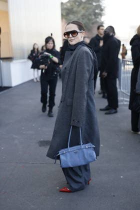 MFW - Prada Outside Zoey Deutch at the Prada fashion show during the Milan Menswear Fall Winter 2026 2027 Fashion Week on February 26, 2026 in Milan, Italy. Photo by Marco Piovanotto ABACAPRESS.COM Milan Italy  Copyright: xPiovanottoxMarco ABACAx