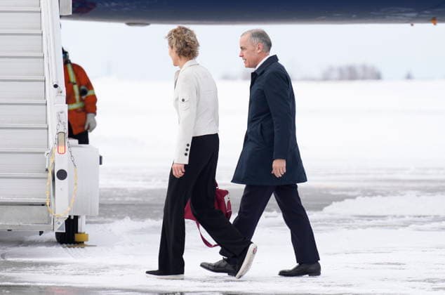 February 26, 2026, Ottawa, On, Canada: Prime Minister Mark Carney and Diana Fox Carney board a government plane in Ottawa on Thursday, Feb. 26, 2026. Ottawa Canada  - ZUMAc35_ 20260226_zaf_c35_003 Copyright: xAdrianxWyldx