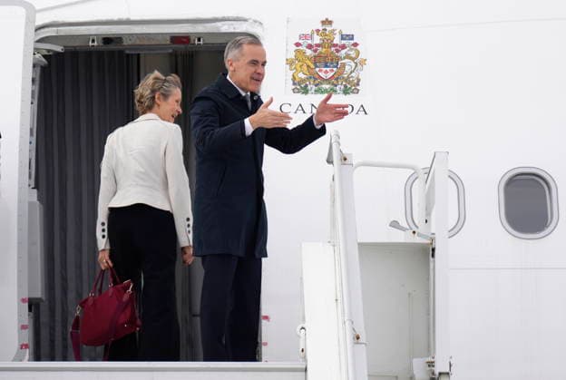February 26, 2026, Ottawa, On, Canada: Prime Minister Mark Carney and Diana Fox Carney board a government plane in Ottawa on Thursday, Feb. 26, 2026. Ottawa Canada  - ZUMAc35_ 20260226_zaf_c35_004 Copyright: xAdrianxWyldx