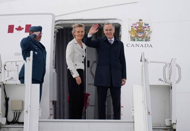 February 26, 2026, Ottawa, On, Canada: Prime Minister Mark Carney and Diana Fox Carney board a government plane in Ottawa on Thursday, Feb. 26, 2026. Ottawa Canada  - ZUMAc35_ 20260226_zaf_c35_008 Copyright: xAdrianxWyldx