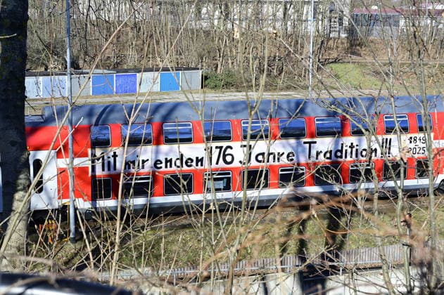 News Themen der Woche KW09 Ein Eisenbahnwagon mit der Aufschrift: Mit mir enden 176 Jahre Tradition !! 1849-2025. Das Görlitzer Alstom-Werk hat heute seinen letzten Doppelstock-Waggon für Israel ausgeliefert. Der Waggon wird nun ins Bautzener Werk transportiert, wo der Innenausbau stattfindet. Damit endet eine über 175-jährige Tradition des Schienenfahrzeugbaus in Görlitz. Alstom hat die Schließung des Werks Ende März 2026 angekündigt. Trotz jahrelanger Proteste und finanzieller Zugeständnisse der Beschäftigten konnte der Erhalt der Arbeitsplätze nicht erreicht werden. Görlitz, 26.02.2026 *** A railroad wagon with the inscription Mit mir enden 176 Jahre Tradition 1849 2025 The Görlitz Alstom plant delivered its last double-decker wagon for Israel Copyright: xMatthiasxWehnertx