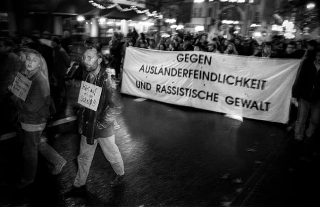 Morde von Möllng Deutschland, Berlin, 24.11.1992, Es reicht, Demo aus Protest gegen die Morde von Mölln gegen Ausländerfeindlichkeit und rassistische Gewalt, Hört auf mit dem Scheiß, Demo aus Protest gegen die Morde von Mölln, Â *** Murders of Möllng Germany, Berlin, 24 11 1992, Enough is enough, Demo in protest against the murders of Mölln against xenophobia and racist violence, Stop this shit, Demo in protest against the murders of Mölln, Â