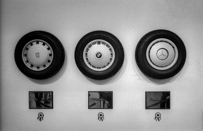 Ausstellung Klaus Staeck Deutschland, Berlin, 25.11.1992, AutoRäderKunst, Ausstellung von Klaus Staeck im Marstall, Galerie der Akademie der Künste der DDR, auf den Schildern: LibertÃ *** Exhibition Klaus Staeck Germany, Berlin, 25 11 1992, AutoRäderKunst, exhibition by Klaus Staeck in the Marstall, Gallery of the Academy of Arts of the GDR, on the signs LibertÃ