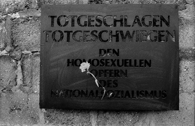 Gedenkkundgebung Deutschland, Berlin, 22.11.1992, Gedenkkundgebung für die Homosexuellen Opfer im KZ Sachsenhausen, Enthüllung einer Gedenktafel, Totgeschlagen, totgeschwiegen, den homosexuellen Opfern des Nationalsozialismus, Â *** Memorial rally Germany, Berlin, 22 11 1992, Memorial rally for the homosexual victims in the Sachsenhausen concentration camp, unveiling of a memorial plaque, Totgeschlagen, totgeschwiegen, den homosexuellen Opfern des Nationalsozialismus, Â