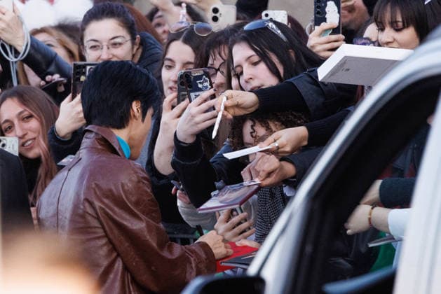 News - Prada - Celebrity Arrivals - Milan Fashion Week - Womenswear Fall Winter 2026 2027 Wooyoung is seen signing autographs at the Prada fashion show during the Milan Menswear Fall Winter 2026 2027 Fashion Week on February 26, 2026 in Milan, Italy. Photo: Cinzia Camela. Milan Fondazione Prada Italy Copyright: xCinziaxCamelax xLiveMediax LPN_2317325