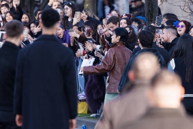News - Prada - Celebrity Arrivals - Milan Fashion Week - Womenswear Fall Winter 2026 2027 Wooyoung is seen signing autographs at the Prada fashion show during the Milan Menswear Fall Winter 2026 2027 Fashion Week on February 26, 2026 in Milan, Italy. Photo: Cinzia Camela. Milan Fondazione Prada Italy Copyright: xCinziaxCamelax xLiveMediax LPN_2317330