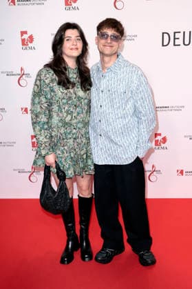 Yanek Stärk with accompaniment at the 17 German Music Authors Prize of GEMA 2026 at The Ritz Carlton Hotel Berlin, 26 02 2026 Foto:xS.xGabschx xFuturexImagex musikautorenpreis_6203