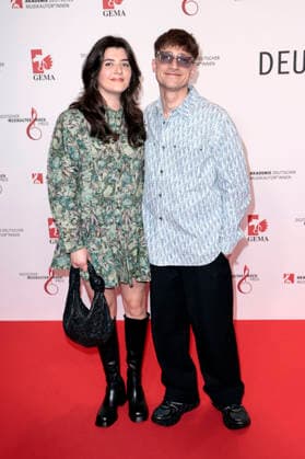 Yanek Stärk with accompaniment at the 17 German Music Authors Prize of GEMA 2026 at The Ritz Carlton Hotel Berlin, 26 02 2026 Foto:xS.xGabschx xFuturexImagex musikautorenpreis_6204