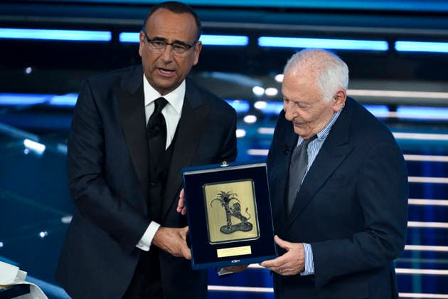 February 26, 2026, Sanremo, Italy: Italian musician Mogol (R) receives the Citta di Sanremo award from Sanremo Festival host and artistic director Carlo Conti (L) on stage at the Ariston theatre during the 76th edition of the Sanremo Italian Song Festival, in Sanremo, Italy, 26 February 2026. The music festival will run from 24 to 28 February 2026. ANSA ETTORE FERRARI. Sanremo Italy  - ZUMAa110 20260226_zaf_a110_144 Copyright: xEttorexFerrarix
