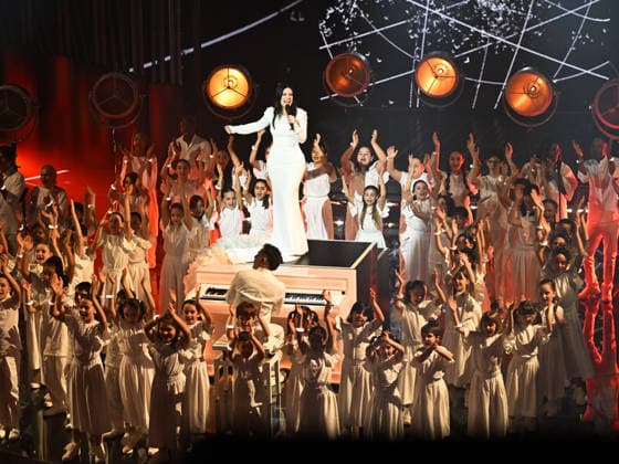 Sanremo, 76th Italian Song Festival. Third Night. Pictured: Laura Pausini singing with the Piccolo Coro Dell Antoniano.  Copyright: xMaurizioxD Avanzox xipa-agency.netx xPoolxSanremox02x IPA_Agency_IPA72068251