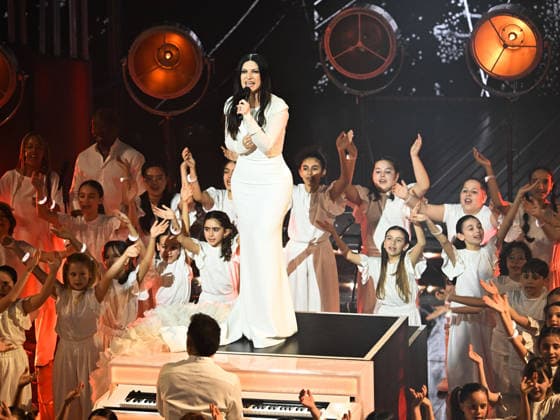 Sanremo, 76th Italian Song Festival. Third Night. Pictured: Laura Pausini singing with the Piccolo Coro Dell Antoniano.  Copyright: xMaurizioxD Avanzox xipa-agency.netx xPoolxSanremox02x IPA_Agency_IPA72068262