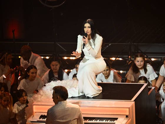 Sanremo, 76th Italian Song Festival. Third Night. Pictured: Laura Pausini singing with the Piccolo Coro Dell Antoniano.  Copyright: xMaurizioxD Avanzox xipa-agency.netx xPoolxSanremox02x IPA_Agency_IPA72068233