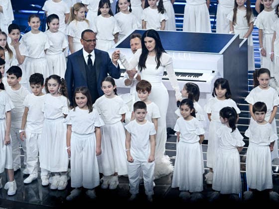 Sanremo, 76th Italian Song Festival. Third Night. Pictured: Laura Pausini singing with the Piccolo Coro Dell Antoniano.  Copyright: xMaurizioxD Avanzox xipa-agency.netx xPoolxSanremox02x IPA_Agency_IPA72068432