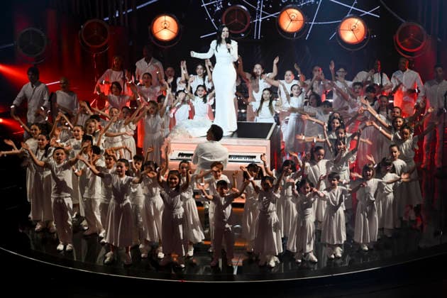 February 26, 2026, Sanremo, Italy: Italian singer Laura Pausini with the children of Little Choir of Antoniano perform on stage at the Ariston theatre during the 76th edition of the Sanremo Italian Song Festival, in Sanremo, Italy, 26 February 2026. The music festival will run from 24 to 28 February 2026. ANSA ETTORE FERRARI. Sanremo Italy  - ZUMAa110 20260226_zaf_a110_160 Copyright: xEttorexFerrarix