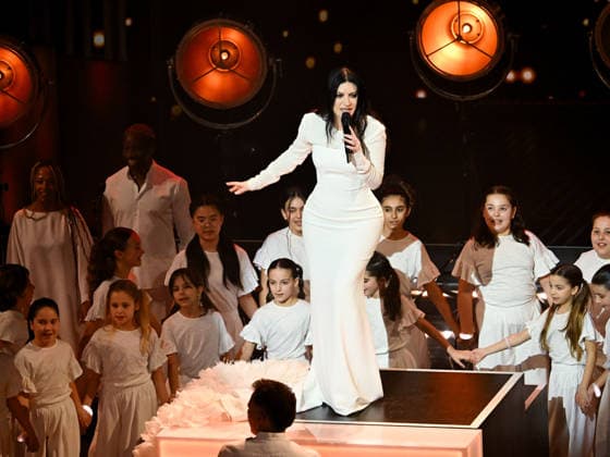 Sanremo, 76th Italian Song Festival. Third Night. Pictured: Laura Pausini singing with the Piccolo Coro Dell Antoniano.  Copyright: xMaurizioxD Avanzox xipa-agency.netx xPoolxSanremox02x IPA_Agency_IPA72068685