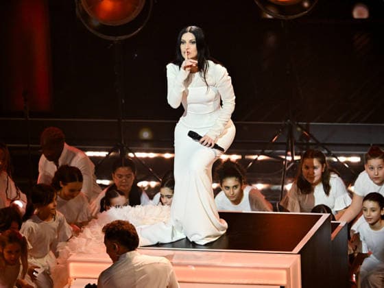 Sanremo, 76th Italian Song Festival. Third Night. Pictured: Laura Pausini singing with the Piccolo Coro Dell Antoniano.  Copyright: xMaurizioxD Avanzox xipa-agency.netx xPoolxSanremox02x IPA_Agency_IPA72068687