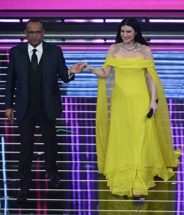 February 26, 2026, Sanremo, ITALY: (L-R) Sanremo Festival host and artistic director Carlo Conti with Italian singer Laura Pausini on the screen on stage at the Ariston theatre during the 76th edition of the Sanremo Italian Song Festival, in Sanremo, Italy, 26 February 2026. The Music Festival runs from 24 to 28 February 2026. ANSA ETTORE FERRARI Sanremo ITALY  - ZUMAa110 20260226_zaf_a110_174 Copyright: xEttorexFerrarix