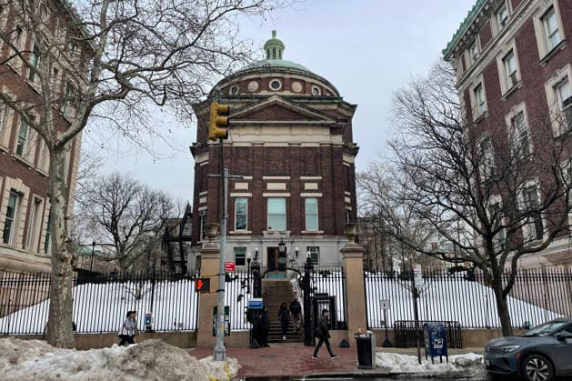 People walk past buildings at Columbia University in New York City, USA 26 February 2026. Ellie Aghayeva, the Columbia University student detained by Department of Homeland Security (DHS) agents who allegedly claimed to be police officers in order to gain entry to her apartment in an off-campus university building, has been released, she confirmed on her Instagram profile. The student detained at Columbia University by immigration agents has been released !ACHTUNG: NUR REDAKTIONELLE NUTZUNG!  Copyright: xAliciaxSánchezx AME8699 20260226-55019530341_1