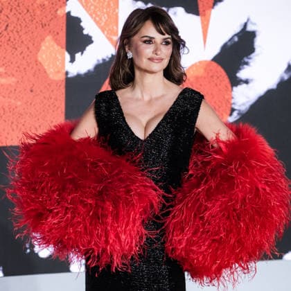 The World Premiere of THE BRIDE on Thursday 26 February 2026 PenÃ lope Cruz poses on the red carpet at The World Premiere of THE BRIDE on Thursday 26 February 2026 at Cineworld Leicester Square, London. ., Credit:Julie Edwards Avalon  Copyright: xJuliexEdwardsx xAvalonx 1078530861