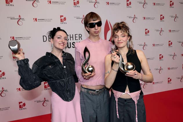 Nina Kummer, Johann Bonitz and Lotta Kummer from Blond at the 17 German Music Authors Prize of GEMA 2026 at The Ritz Carlton Hotel Berlin, 26 02 2026 Foto:xS.xGabschx xFuturexImagex musikautorenpreis_6294