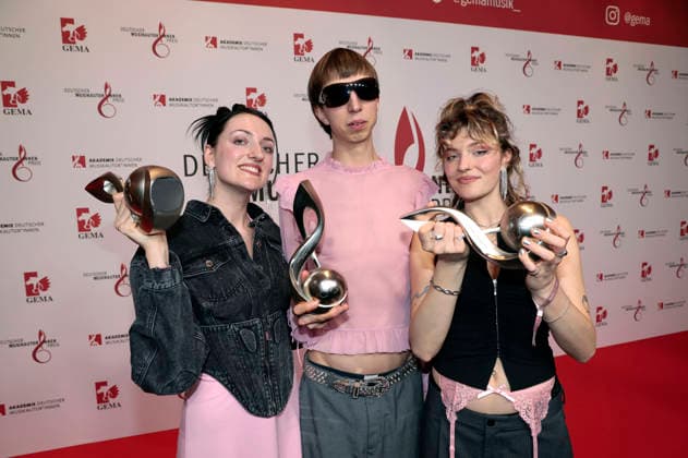 Nina Kummer, Johann Bonitz and Lotta Kummer from Blond at the 17 German Music Authors Prize of GEMA 2026 at The Ritz Carlton Hotel Berlin, 26 02 2026 Foto:xS.xGabschx xFuturexImagex musikautorenpreis_6295