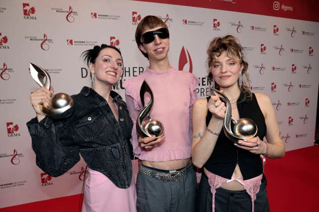 Nina Kummer, Johann Bonitz and Lotta Kummer from Blond at the 17 German Music Authors Prize of GEMA 2026 at The Ritz Carlton Hotel Berlin, 26 02 2026 Foto:xS.xGabschx xFuturexImagex musikautorenpreis_6296