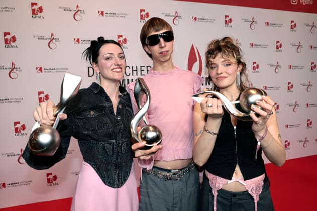 Nina Kummer, Johann Bonitz and Lotta Kummer from Blond at the 17 German Music Authors Prize of GEMA 2026 at The Ritz Carlton Hotel Berlin, 26 02 2026 Foto:xS.xGabschx xFuturexImagex musikautorenpreis_6297