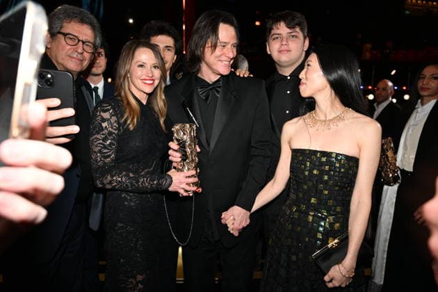 51eme Cérémonie des Cesar Coulisses Jim Carrey, sa fille Jane, son petit fils Jackson et sa compagne Mina 51st CESAR awards ceremony Backstage Jim Carrey with girlfriend Mina, daughter Jane and grandson Jackson 453478 2026 02 27 unknown Carrey, Jim  Copyright: xSergexArnalx xStarfacex STAR_453478_028