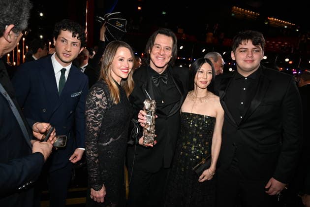51eme Cérémonie des Cesar Coulisses Jim Carrey, sa fille Jane, son petit fils Jackson et sa compagne Mina 51st CESAR awards ceremony Backstage Jim Carrey with girlfriend Mina, daughter Jane and grandson Jackson 453478 2026 02 27  Copyright: xSergexArnalx xStarfacex STAR_453478_033