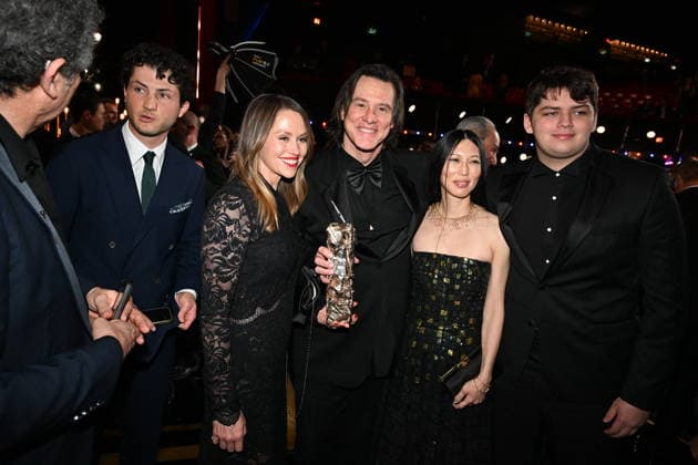 51eme Cérémonie des Cesar Coulisses Jim Carrey, sa fille Jane, son petit fils Jackson et sa compagne Mina 51st CESAR awards ceremony Backstage Jim Carrey with girlfriend Mina, daughter Jane and grandson Jackson 453478 2026 02 27  Copyright: xSergexArnalx xStarfacex STAR_453478_034
