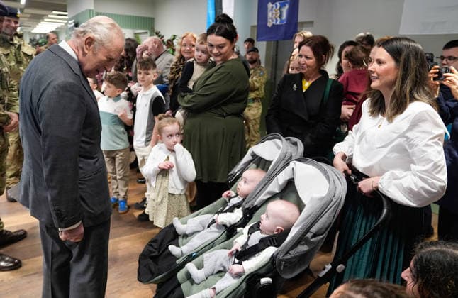 . 26 02 2026. Emsworth, United Kingdom. King Charles III meets families of service personnel during a visit to the Royal Regiment of Artillery in Emsworth, United Kingdom.  xPoolx xi-Imagesx IIM-26600-0016