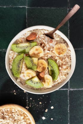 Delicious bowl of oatmeal with kiwi and banana slices A nutritious bowl of oatmeal topped with fresh kiwi slices, ripe banana, and almonds. Perfect for a healthy breakfast, it delivers a good source of fiber and essential nutrients. Model Released MaiderAlvarez_ID33235_1131624_001 Copyright: xMaiderxAlvarezx RECORD DATE NOT STATED